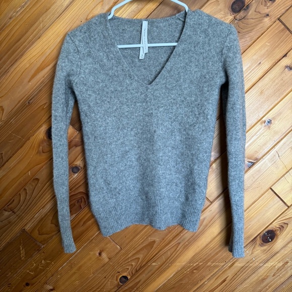 Babaton Cashmere Gray V-Neck Women's Sweater Size XS - Picture 1 of 4